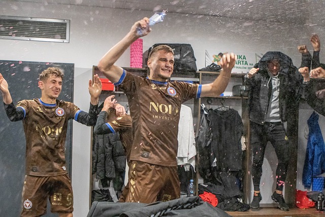 瓦塞尔25分率马刺战胜猛龙：猛龙深陷四连败泥沼.